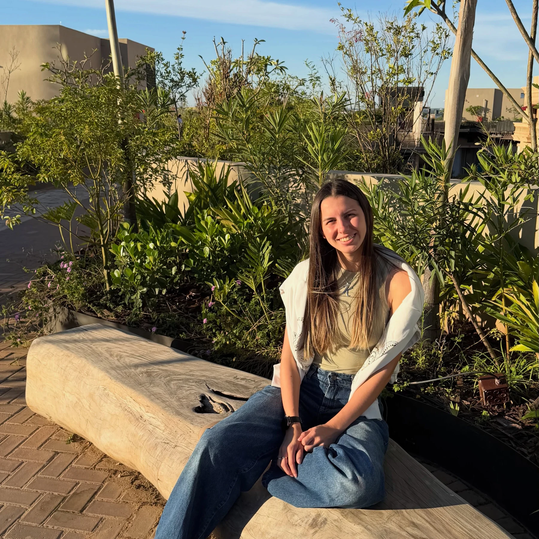 Katiana Romero sonriendo, sentada al aire libre